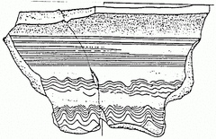 Ukázka střepu ze slovanské nádoby zdobené hřebenovanou vlnovkou